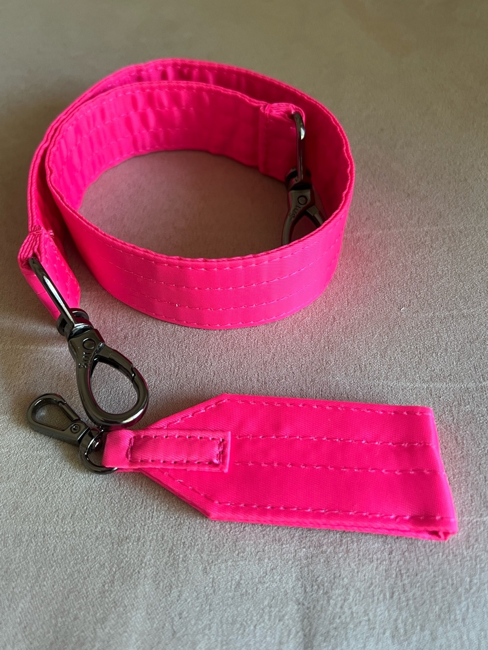 NWOT Lug Shoudler Strap & Puller in Magenta